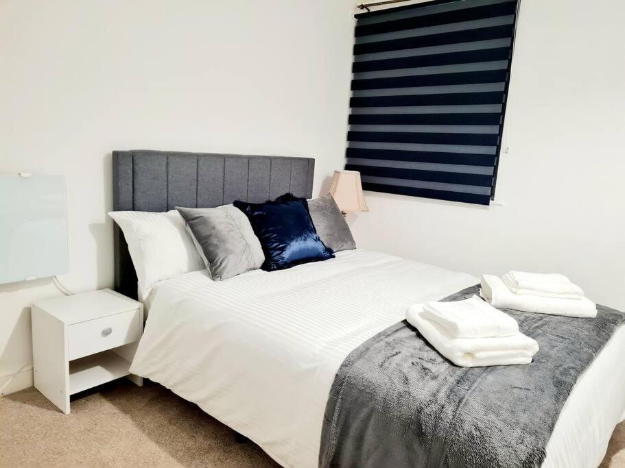 Cosy Luxurious 3 Bedroom House, Free Parking, Free Wifi, Private Garden, Free Netflix Havering Экстерьер фото